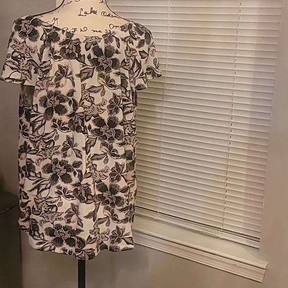 Old Navy Floral Top Large w/Key Hole Tassels - Picture 7 of 11